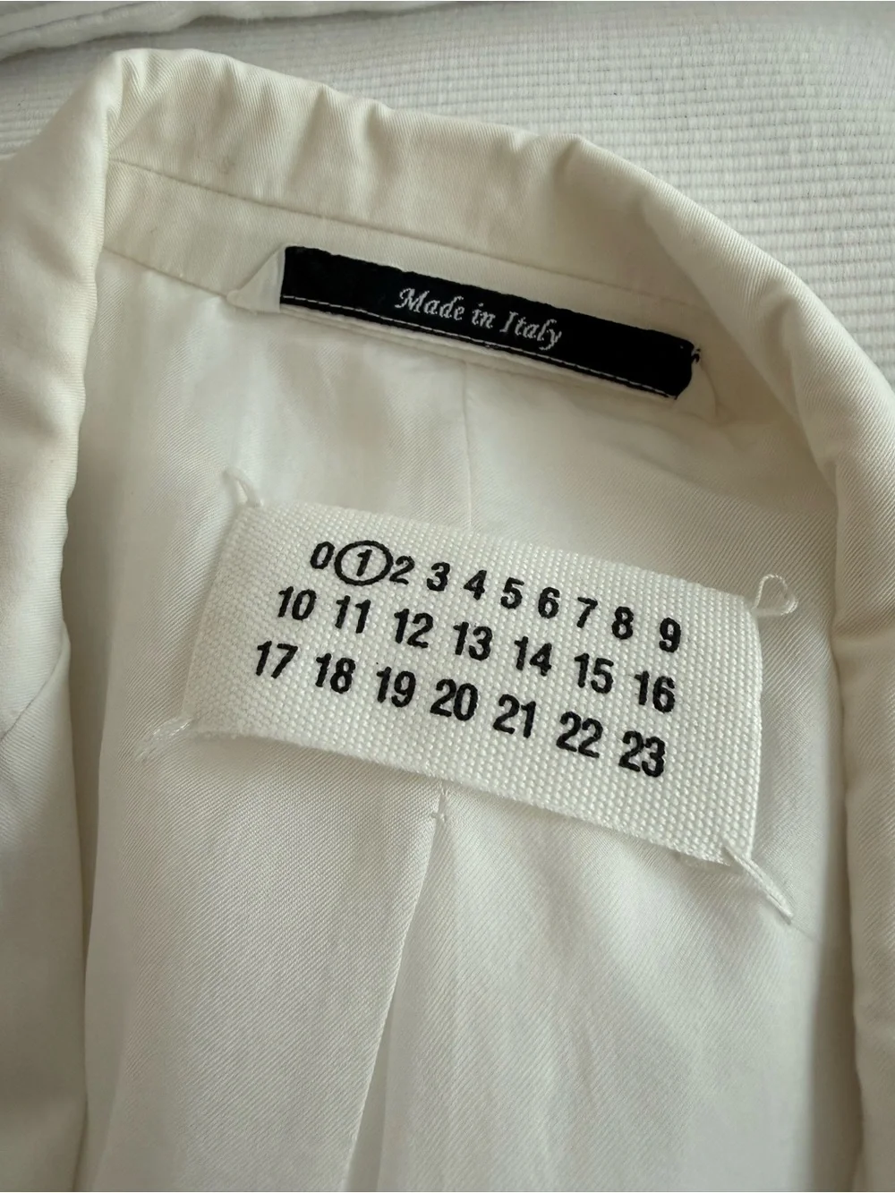 Maison Margiela Double-Breasted White Blazer with Padded Shoulders